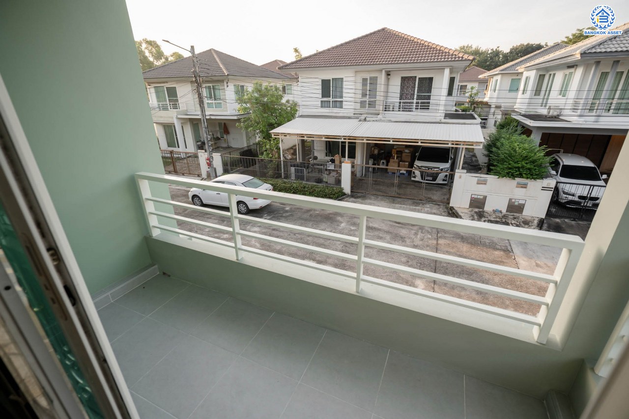 บ้านเดี่ยวมือสอง จากแบรนด์ LH โครงการ ชัยพฤกษ์ วัชรพล หลังใหญ่ เนื้อที่ 55.4 ตร.ว. ฟังก์ชัน 3 ห้องนอน 3 ห้องน้ำ จอดรถได้ 2 คัน พร้อม Facilities ครบครัน บนทำเลเดินทางสะดวก ติดถนนสุขาภิบาล5 เชื่อมต่อหลายเส้นทาง ใกล้ทางด่วน "ฉลองรัช" และรถไฟฟ้าสายสีเขียว "สถานีสายหยุด"